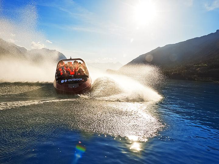 Actual product image Smartbox Outdoor adventure in Interlaken: panoramic jetboat trip for 1 adult (1 pers.)