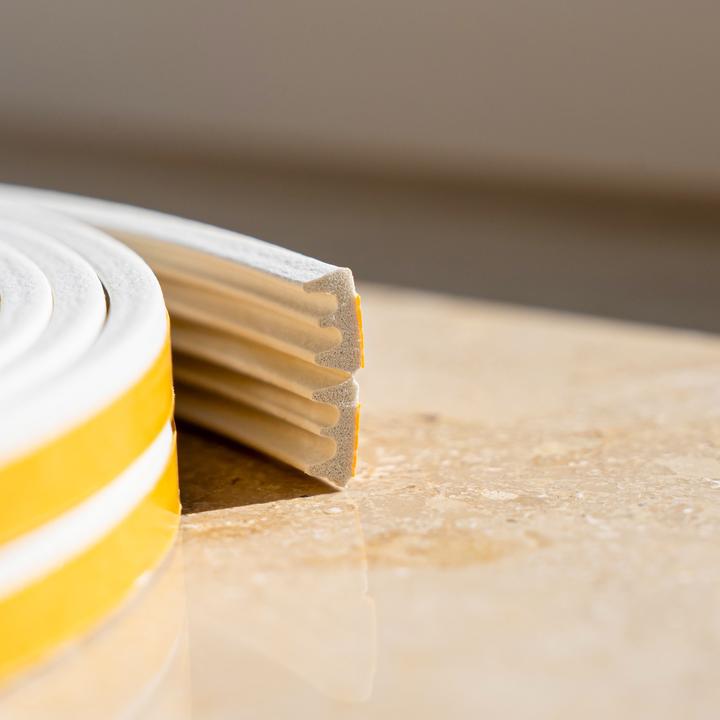 Actual product image Helpmate Türdichtung, selbstklebendes E-Profil, 18 m, weiss
