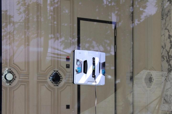 Actual product image Hobot 2S