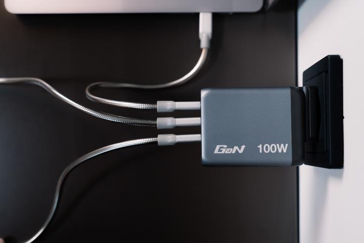 Actual product image Verbatim GNC-100 GaN Charger (100 W)