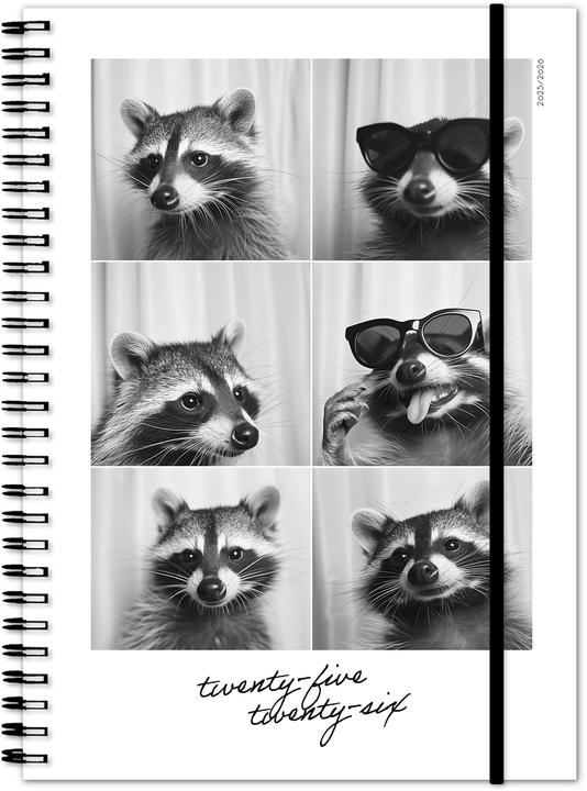 Image du produit Simplex Schüleragenda Emotions 25/26 500216.26 1W/2S 17M Racoon ML 14.8x21cm (14.8 x 21 cm, Rhaeto-Romanique, Allemand, Français, Italien)