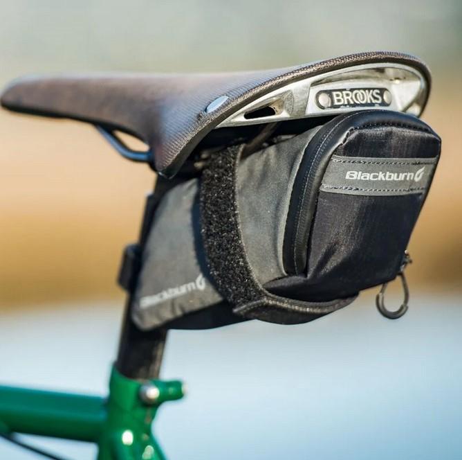Actual product image Blackburn Grid Medium Seat Bag Schwarz, Wasserdicht, Reflektierend (Luggage carrier bag)
