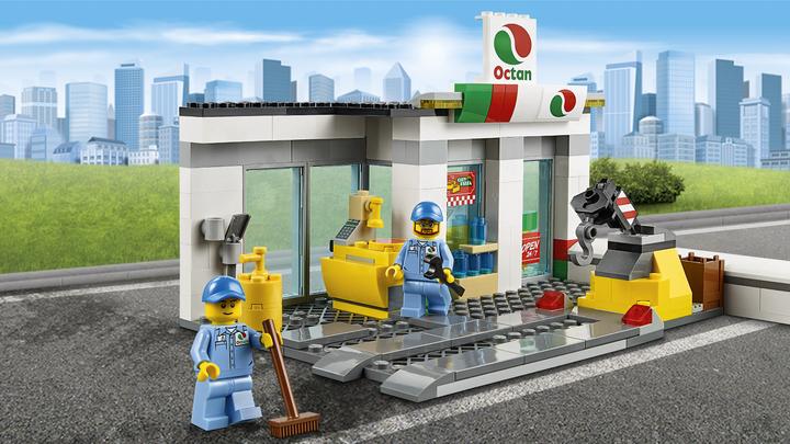 Actual product image LEGO City petrol station (60132, LEGO City)