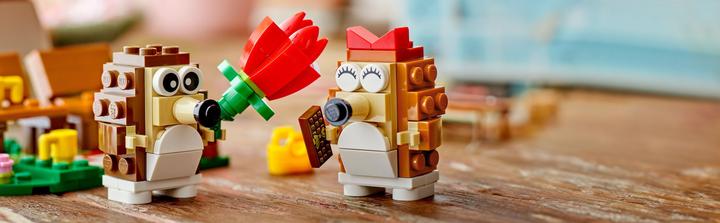 Actual product image LEGO Hedgehogs and their picnic date (40711, LEGO Seasonal Sets)