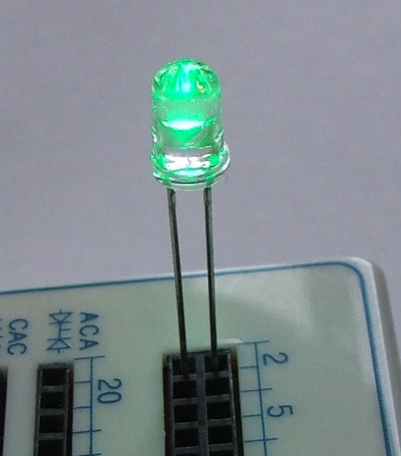 Image du produit OEM LED verte super lumineuse dans un boîtier transparent 5mm