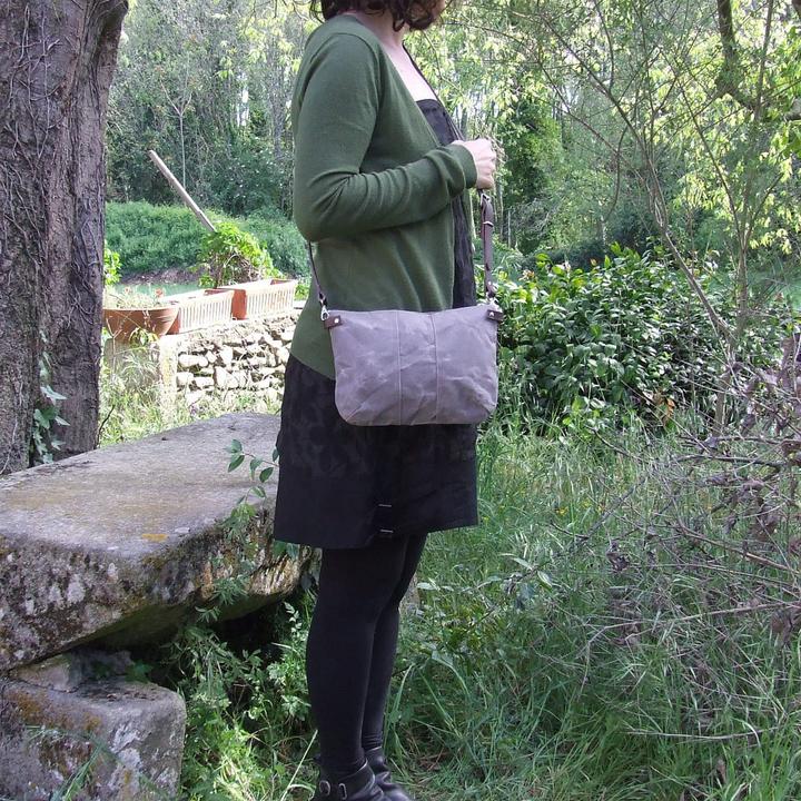 Produktbild Only-Bags.Store Kleine braune, gewachste Canvas-Kreuztasche mit Reissverschluss und Lederriemen