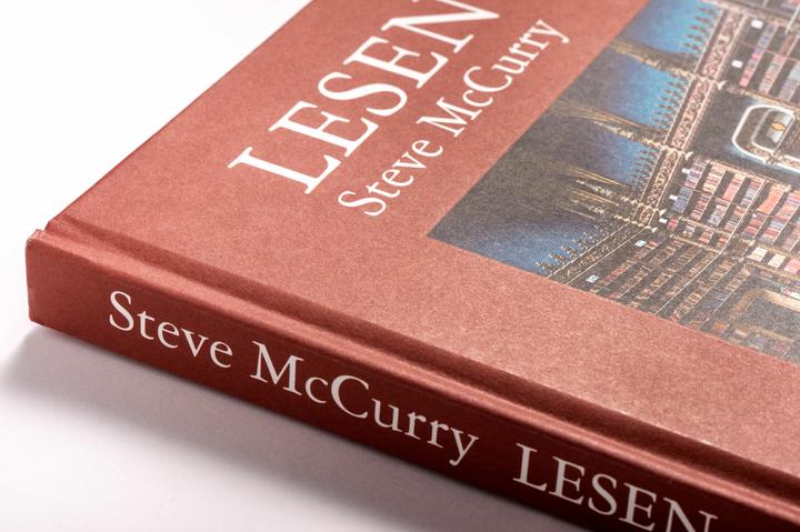 Produktbild Steve McCurry Lesen. Exklusive Sonderausgabe des Foto-Bestsellers (Deutsch, Paul Theroux, 2024)