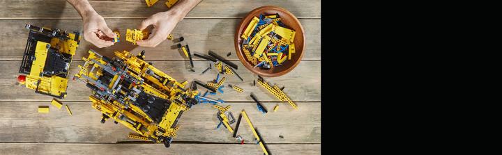 Actual product image LEGO Cat D11 Bulldozer (42131, LEGO Technic)