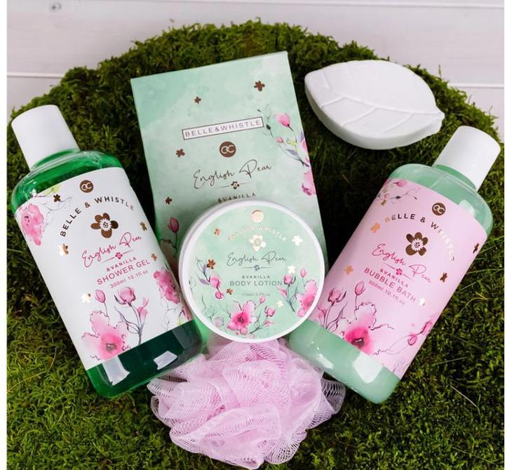 Image du produit Accentra Set de bain BELLE & WHISTLE dans un bac en fer blanc imprimé, comprenant 300ml de gel douche, 300ml (Set soin capillaire)