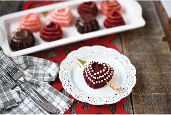 Produktbild Nordic Ware Tiered Heart Cakelet Pan