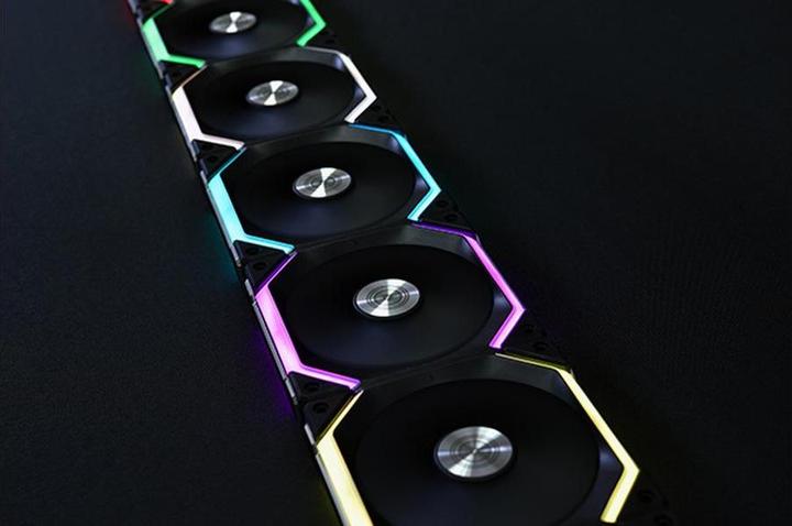 Actual product image Lian-Li UNI FAN SL120 RGB PWM (120 mm, 1 x)