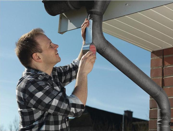 Produktbild tesa Aluminiumband, selbstklebend, für Reparaturen von metallischen Oberflächen (50 mm)