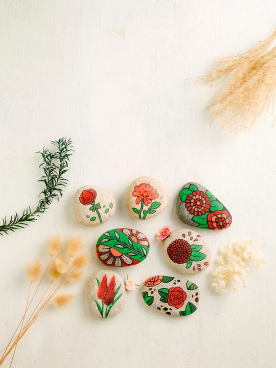 Actual product image Kreativ-Set: Sag's mit Blumen - Florale Botschaften auf Steinen. Mit Anleitungsbuch und Mat (German, Ludmila Blum, 2024)