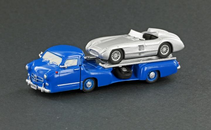 Produktbild Lemke Mercedes Benz Renntransporter Das Wunder + 300 SLR Roadster (Spur H0)