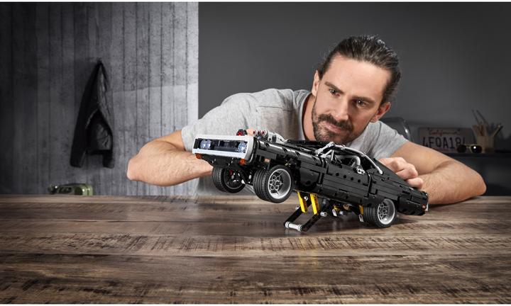 Actual product image LEGO Dom's Dodge Charger (42111, LEGO Technic)