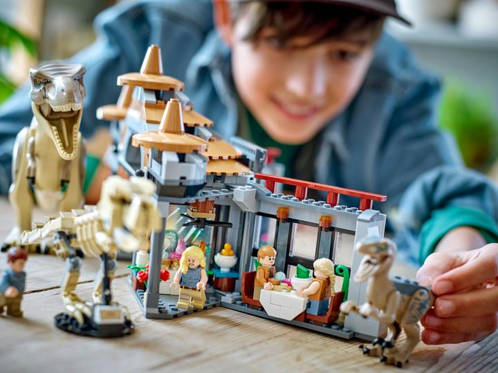 Actual product image LEGO Attack of the T. rex and the raptor on the visitor centre (76961, LEGO Jurassic World)