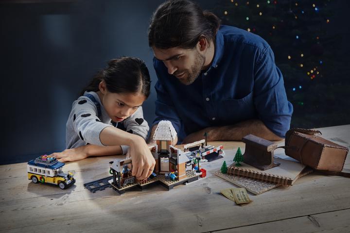 Actual product image LEGO Winter station (10259, LEGO Creator Expert)