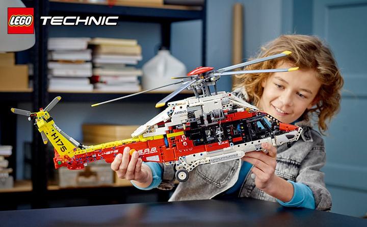 Actual product image LEGO Airbus H175 rescue helicopter (42145, LEGO Technic)