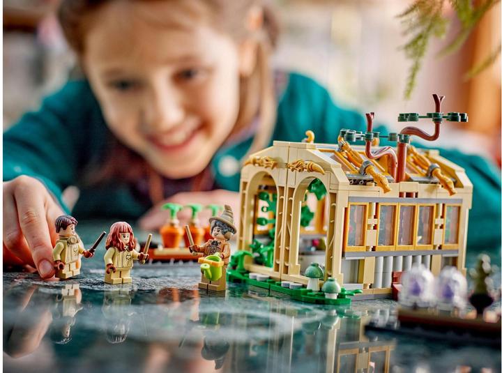 Actual product image LEGO Schloss Hogwarts: Kräuterkundeunterricht (76445, LEGO Harry Potter)