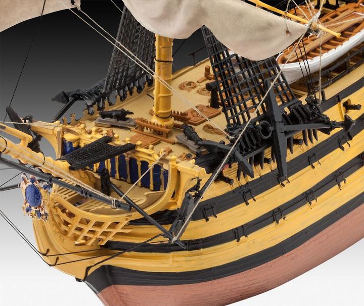 Actual product image Revell Battle of Trafalgar Gift Set