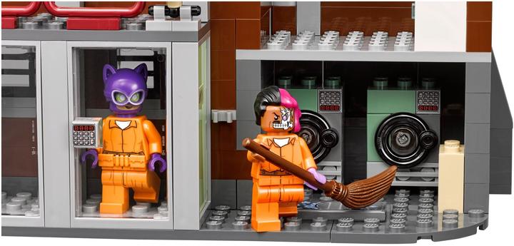 Actual product image LEGO Arkham Asylum (70912)