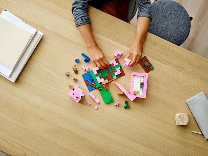 Actual product image LEGO The Pig House (21170, LEGO Minecraft)