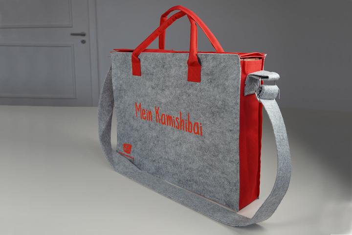 Immagine prodotto Borsa a tracolla "My Kamishibai". Modello 2019. Realizzata in feltro grigio, fondo rinforzato