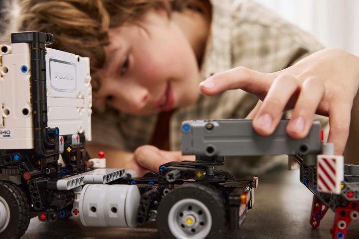 Productafbeelding LEGO 42175 Volvo FMX vrachtwagen met EC230 elektrische rupsgraafmachine (42175, LEGO Technic)