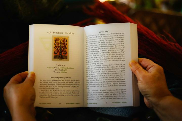 Actual product image TAROT – Spiegel deiner neuen Zeit: Kurs zum Aleister Crowley Thoth Tarot (German, Bernhard Huber, Gerd Bodhi Ziegler, 2023)