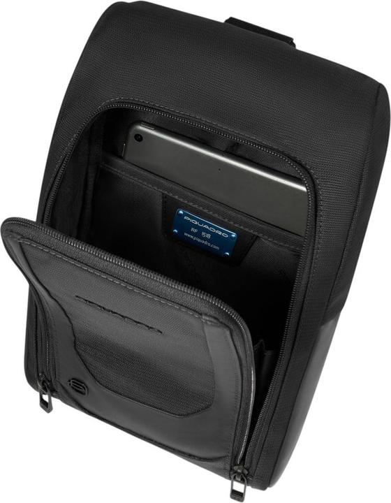 Actual product image Piquadro Umhängetasche aus recyceltem Stoff und Leder