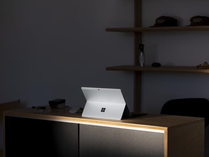 Produktbild Microsoft Surface Pro X (13", Microsoft SQ1, 8 GB, 128 GB)