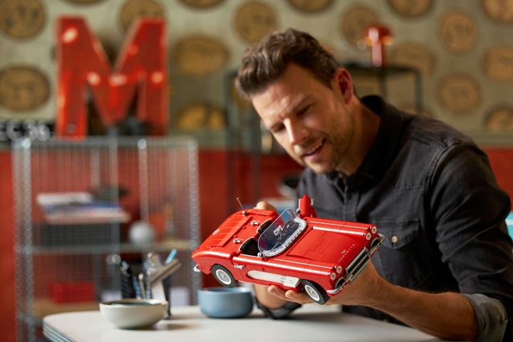 Actual product image LEGO Icons Corvette (10321, LEGO Icons)