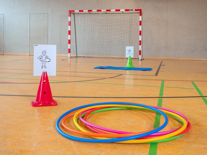 Produktbild Betzold Hula-Hoop Reifen Regenbogen-Set, 6 Stück (80 cm, 170 g)