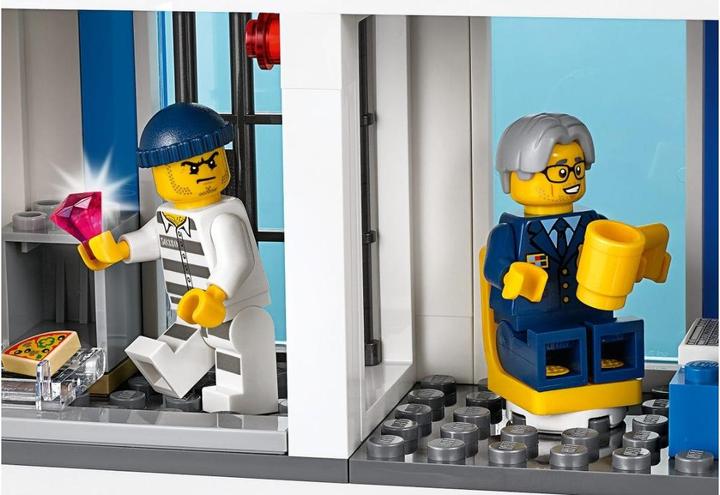 Actual product image LEGO Police Station (60246, LEGO City)