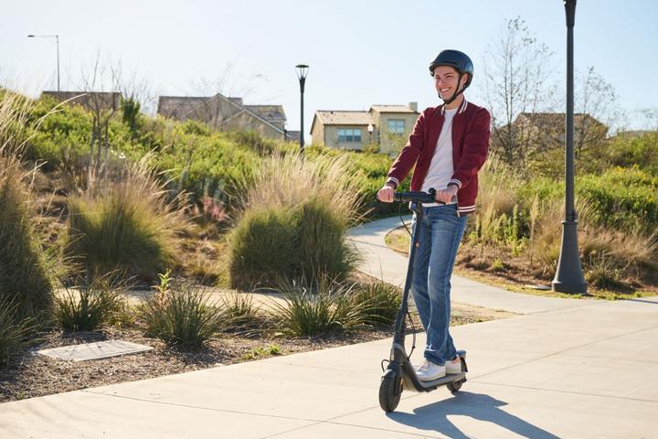 Produktbild Segway-Ninebot E2 E (20 km/h, 25 km, 250 W)