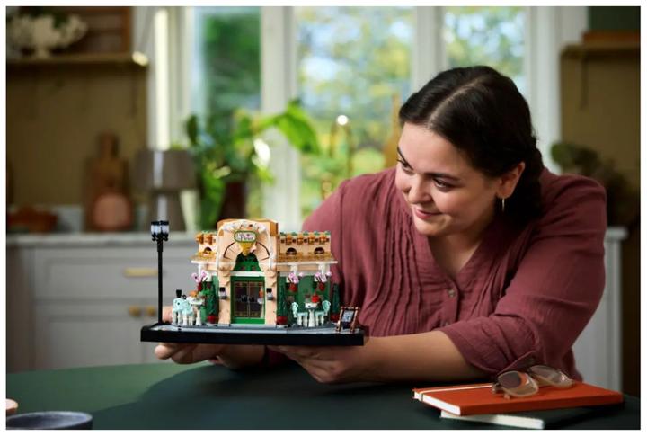 Actual product image LEGO French Café (10362, LEGO Icons)