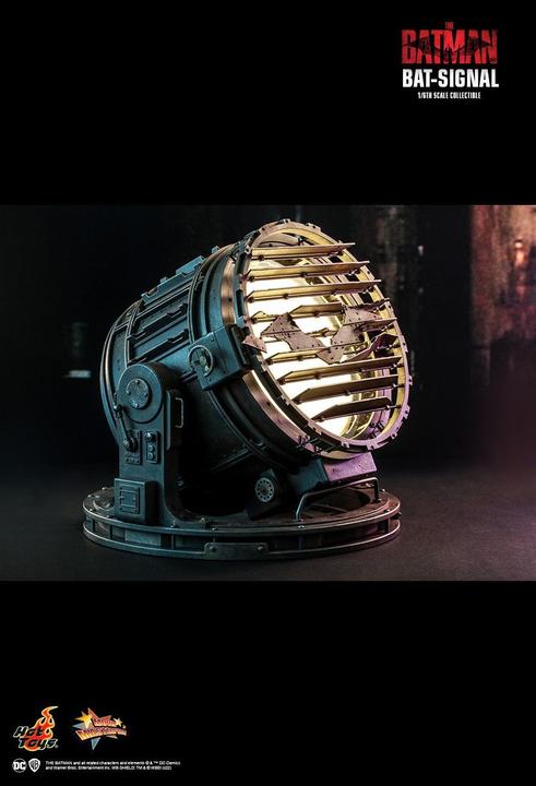 Actual product image Hot Toys The Batman Movie Masterpiece réplique 1/6 Bat-Signal 23 cm