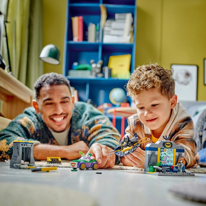 Produktbild LEGO Bathöhle mit Batman, Batgirl und Joker (76272)