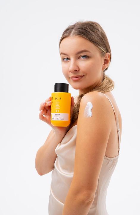 Immagine prodotto Skincyclopedia 5% Vitamin C Body Lotion con Niacinamide, Vitamina E, Burro di Karité e Olio di Mandorle 300ml (Lozione corpo, 300 ml)