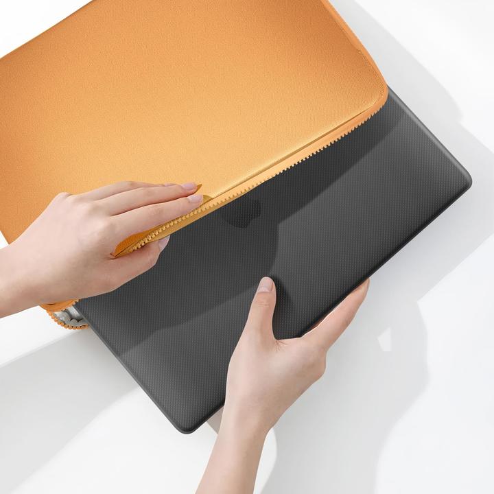 Actual product image Incase Hardshell Case for MacBook Air (15", Apple)