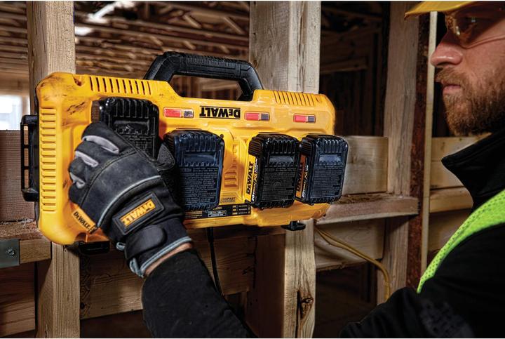 Actual product image DeWalt XR multi-voltage 4-port 8A charger (10.8 V)