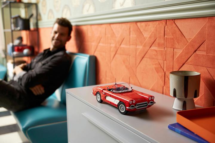 Actual product image LEGO Icons Corvette (10321, LEGO Icons)