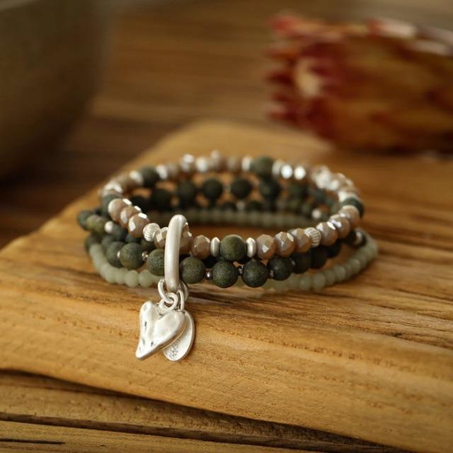 Actual product image Andreani Armband aus echter Afrikanischer Grüner Jade mit Herzanhänger breit von (African green jade)