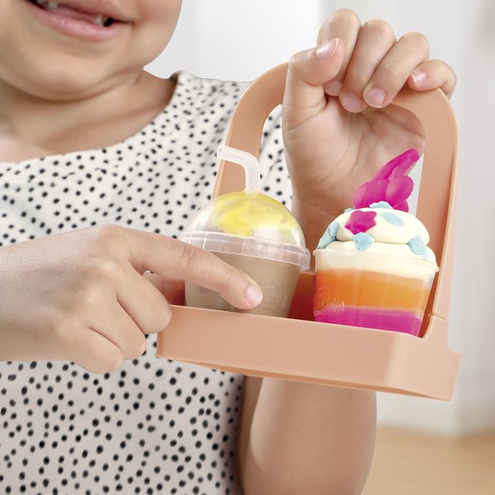 Productafbeelding Play-Doh Kitchen Creations Kneedplezier Café, Café speelset met 20 accessoires en 8 blikken
