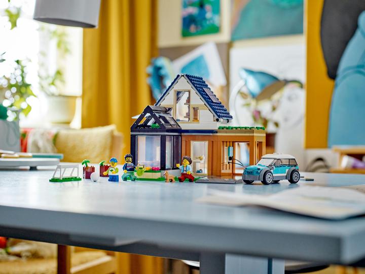 Image du produit LEGO Maison familiale avec voiture électrique (60398, LEGO City)