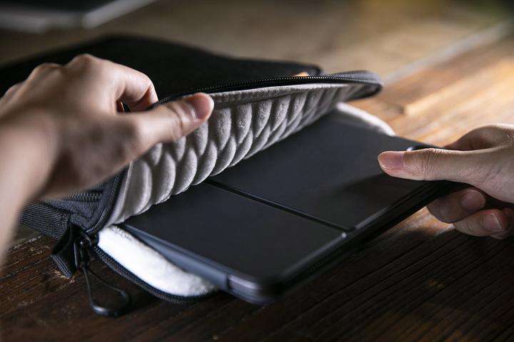Actual product image tomtoc H13 (9.7-11") Tablet Sleeve (iPad Air 2014 (2. Gen), iPad Pro 10.5 2017 (1. Gen), iPad Pro 11 2018 (1. Gen), iPad Air 2019 (3. Gen), iPad Pro 11 2020 (2. Gen), iPad Air 2020 (4. Gen), iPad Pro 10.5 2019 (2nd Gen), iPad Air 2022 (5th Gen))