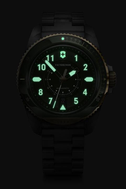 Immagine prodotto Victorinox Journey 1884 Quarzo Tre Lancette Acciaio e Minerale, Orologi subacquei, 43 mm, Quadrante verde (Orologio sub, 43 mm)