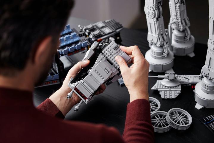 Produktbild LEGO AT-AT (75313, LEGO Star Wars, LEGO Seltene Sets)