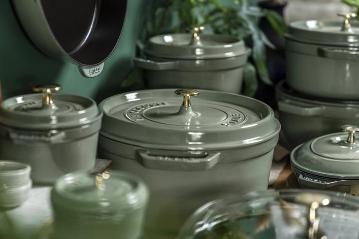 Produktbild Staub Cocotte 28 cm, rund, Eucalyptus, Gusseisen 6.7l (28 cm, Bräter + Schmortopf, Gusseisen)