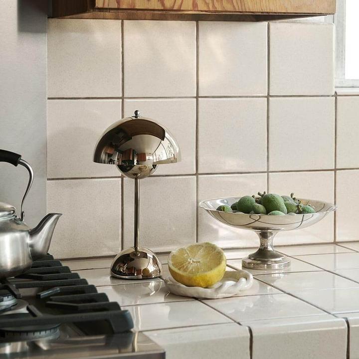 Immagine prodotto &Tradition Lampada da tavolo portatile Flowerpot VP9 placcata in ottone (270 lm)